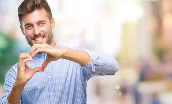 Yakışıklı Delikanlı Aşık Kalp Simgesi Elleriyle Şekil Gösteren Gülümseyen Izole — Stok fotoğraf