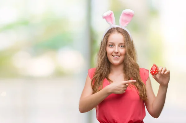 Mladá Blond Žena Nosí Velikonoční Zajíček Uši Velmi Šťastný Ukázal — Stock fotografie