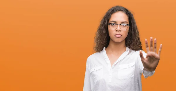 Schöne Junge Hispanische Frau Die Aufhört Mit Der Hand Singen — Stockfoto