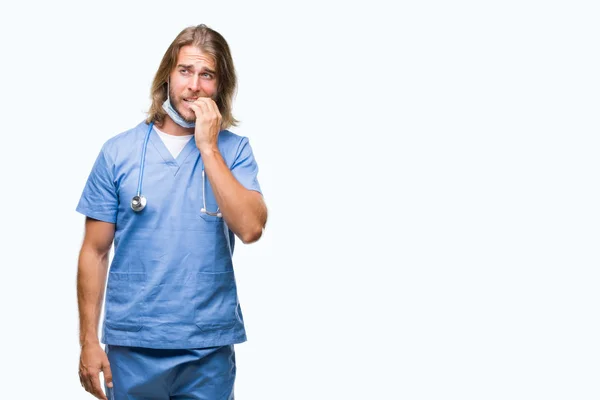 Joven Médico Guapo Hombre Con Pelo Largo Sobre Fondo Aislado — Foto de Stock