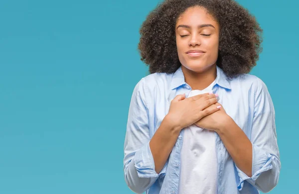 Jonge Afro Amerikaanse Vrouw Geïsoleerde Achtergrond Glimlachend Met Handen Borst — Stockfoto