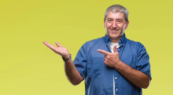 Hombre Mayor Guapo Sobre Fondo Aislado Asombrado Sonriendo Cámara Mientras — Foto de Stock