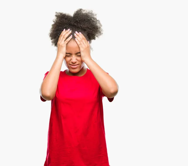 Mujer Afroamericana Joven Sobre Fondo Aislado Que Sufre Dolor Cabeza — Foto de Stock