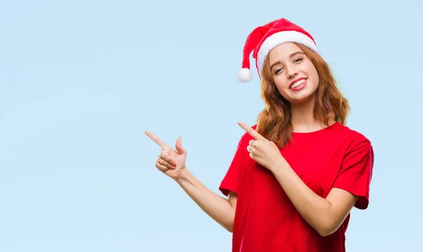 Joven Hermosa Mujer Sobre Fondo Aislado Con Sombrero Navidad Sonriendo — Foto de Stock