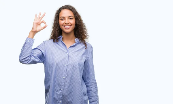 Jovem Hispânica Mulher Negócios Sorrindo Positivo Fazendo Sinal Com Mão — Fotografia de Stock