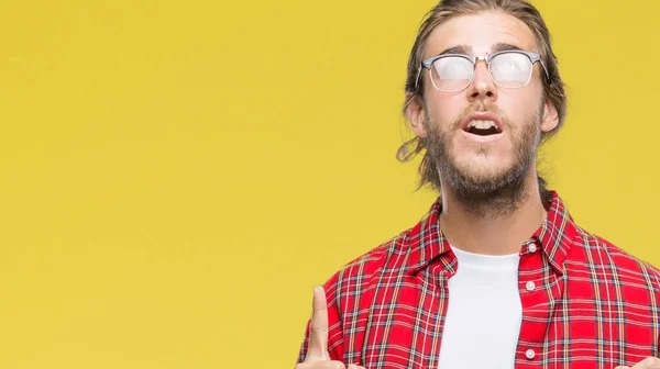 Young Handsome Man Long Hair Wearing Glasses Isolated Background Amazed — Stock Photo, Image