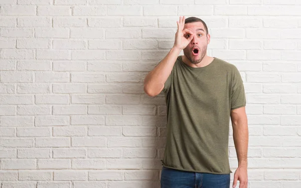 Giovane Uomo Caucasico Piedi Sopra Muro Mattoni Bianchi Facendo Gesto — Foto Stock