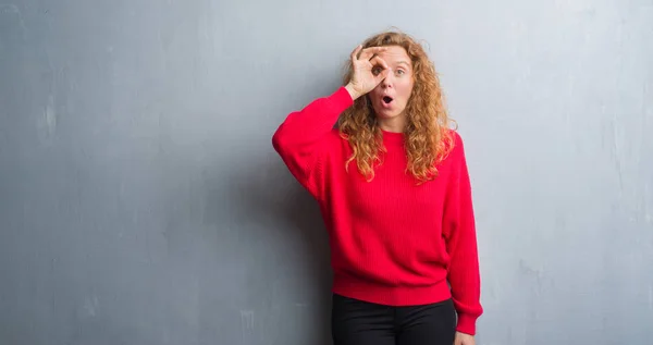 Jonge Roodharige Vrouw Grijs Grunge Muur Dragen Rode Trui Doen — Stockfoto