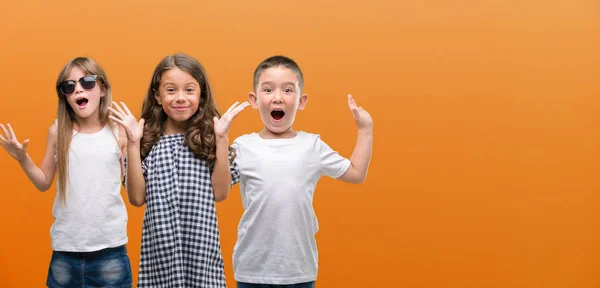 Grupo Meninos Meninas Crianças Sobre Fundo Laranja Muito Feliz Animado — Fotografia de Stock