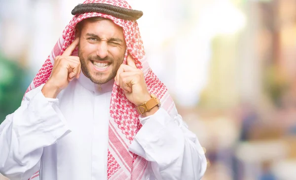 Jeune Homme Beau Portant Keffiyeh Sur Fond Isolé Couvrant Les — Photo