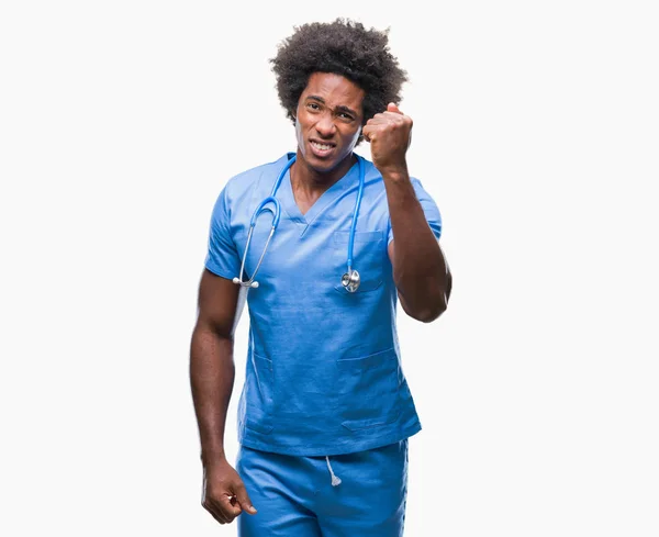 Médico Cirujano Afroamericano Sobre Fondo Aislado Enojado Loco Levantando Puño — Foto de Stock