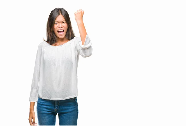 Jonge Aziatische Vrouw Geïsoleerde Achtergrond Boos Gekke Verhogen Vuist Gefrustreerd — Stockfoto