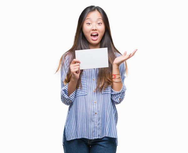 Joven Asiática Sosteniendo Tarjeta Blanco Sobre Fondo Aislado Muy Feliz — Foto de Stock