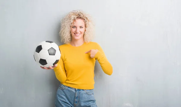 Jeune Femme Blonde Sur Fond Gris Grunge Tenant Ballon Football — Photo