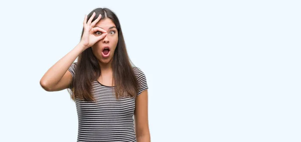Ung Vacker Spansktalande Kvinna Gör Gest Chockade Med Förvånade Ansikte — Stockfoto