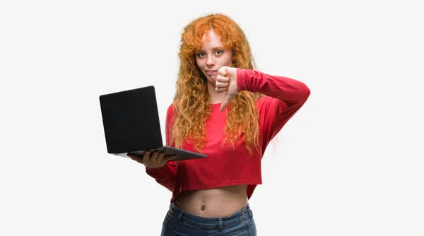 Молодая Рыжая Женщина Компьютером Ноутбук Сердитым Лицом Отрицательный Знак Показывающий — стоковое фото