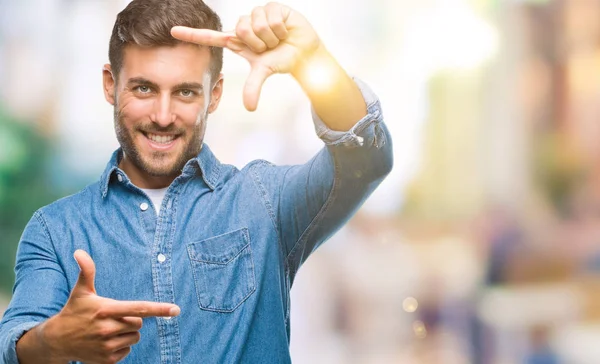 Joven Hombre Guapo Sobre Fondo Aislado Sonriendo Haciendo Marco Con —  Fotos de Stock