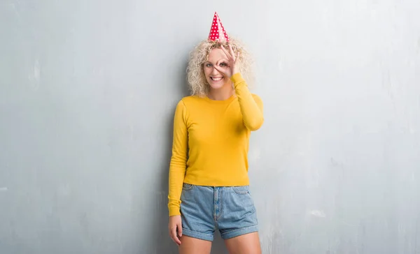 Joven Mujer Rubia Sobre Pared Gris Grunge Usando Sombrero Cumpleaños —  Fotos de Stock