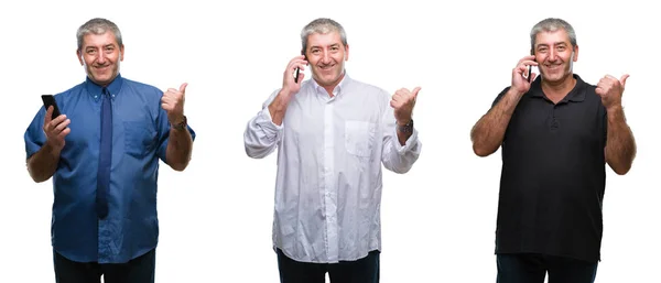 高级白衣男子拼贴使用智能手机在白色隔离的背景指向和显示与幸福的脸微笑的拇指到一边 — 图库照片