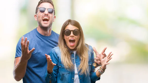 Pareja Joven Enamorada Usando Gafas Sol Sobre Fondo Aislado Celebrando —  Fotos de Stock