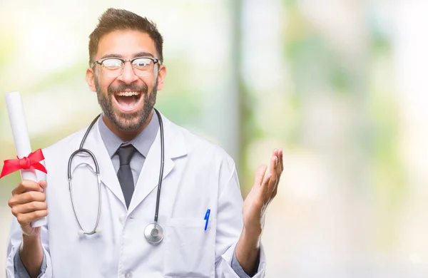 Hombre Médico Hispano Adulto Sosteniendo Grado Sobre Fondo Aislado Muy — Foto de Stock