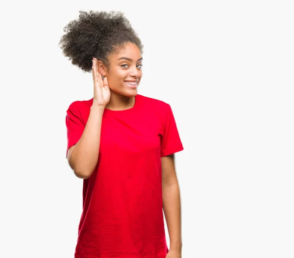 Jovem Afro Americana Sobre Fundo Isolado Sorrindo Com Mão Sobre — Fotografia de Stock