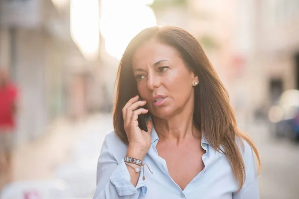 Piękny Wiek Średni Hiszpanin Kobieta Stojąc Rozmawia Przez Telefon Uśmiechem — Zdjęcie stockowe