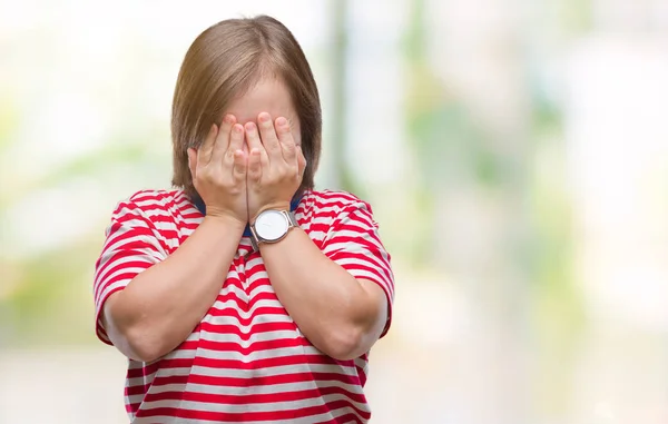 泣きながら手で顔を覆っている悲しそうな表情で孤立した背景にダウン症候群の若い大人の女性 うつ病の概念 — ストック写真