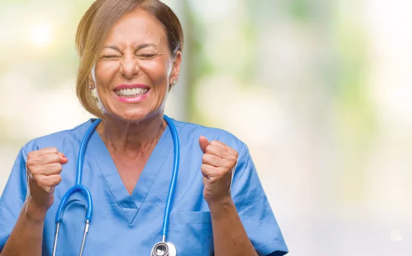 Μέση Ηλικία Ανώτερος Νοσοκόμα Γιατρός Γυναίκα Πέρα Από Απομονωμένο Υπόβαθρο — Φωτογραφία Αρχείου