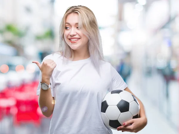 Jeune Femme Blonde Tenant Ballon Football Sur Fond Isolé Pointant — Photo