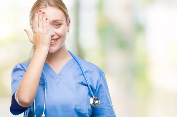 Joven Cirujana Rubia Doctora Sobre Fondo Aislado Cubriendo Ojo Con — Foto de Stock