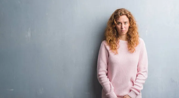 Junge Rothaarige Frau Über Der Grauen Grunge Wand Rosa Pullover — Stockfoto