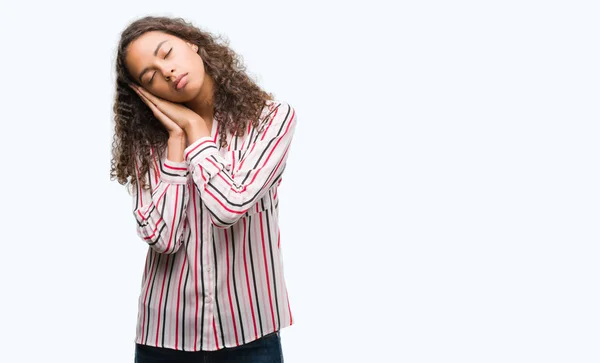 Gyönyörű Fiatal Spanyol Alszik Fáradt Álmodik Pózol Kezét Miközben Mosolyogva — Stock Fotó