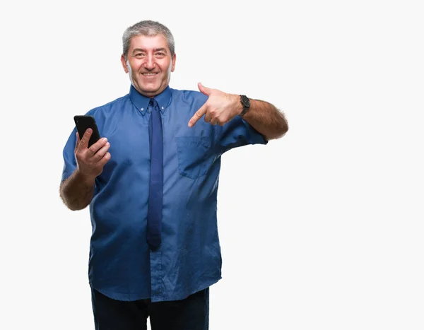 Stilig Senior Man Sms Skicka Meddelande Med Smartphone Över Isolerade — Stockfoto