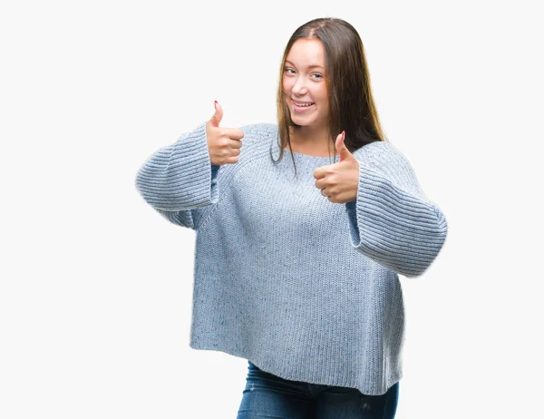 年轻美丽的白人妇女穿着冬季毛衣在孤立的背景批准做积极的手势与手 竖起大拇指微笑和快乐的成功 看着相机 赢家手势 — 图库照片