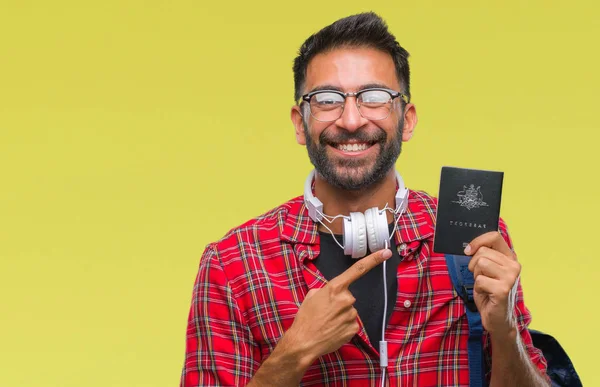Pro Dospělé Hispánský Studentů Muž Který Držel Pas Austrálie Izolované — Stock fotografie