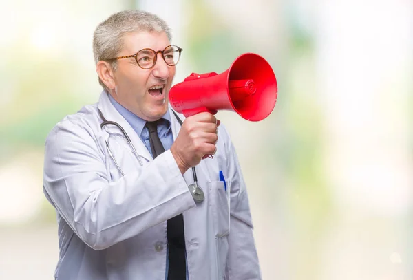 Bonito Médico Sênior Homem Gritando Através Megafone Sobre Fundo Isolado — Fotografia de Stock