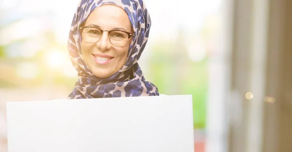 Middelbare Leeftijd Arabische Moslimvrouw Dragen Hijab Bedrijf Leeg Reclamebanner Goede — Stockfoto