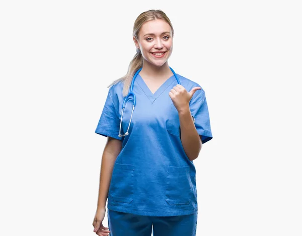 Młoda Blondynka Chirurg Lekarz Kobieta Białym Tle Uśmiechnięty Szczęśliwy Twarz — Zdjęcie stockowe