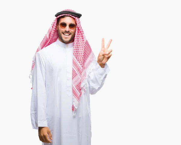 Jovem Homem Bonito Vestindo Keffiyeh Sobre Fundo Isolado Sorrindo Com — Fotografia de Stock