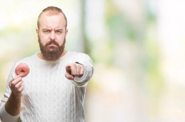 Jeune Homme Hipster Caucasien Mangeant Beignet Sucré Sur Fond Isolé — Photo