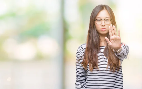 分離バック グラウンド停止で若いアジア女性身に着けている眼鏡は 手のひらの上で歌います 顔に否定的な深刻なジェスチャーで警告式 — ストック写真