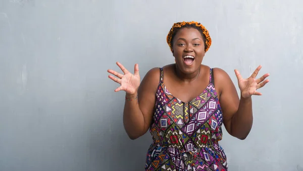 Jovem Mulher Afro Americana Sobre Parede Grunge Cinza Vestindo Tranças — Fotografia de Stock