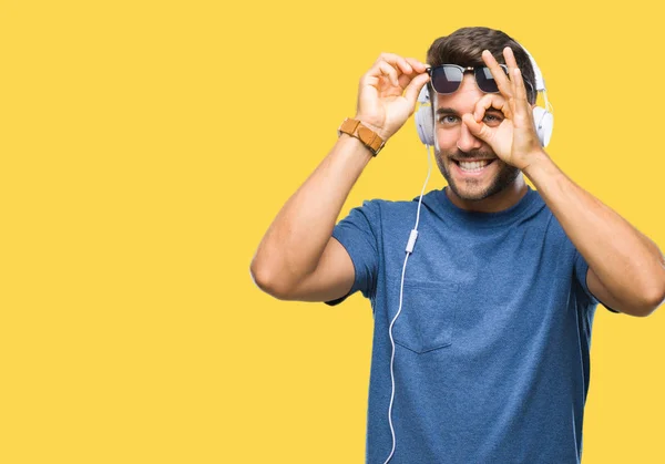 Joven Hombre Guapo Con Auriculares Escuchando Música Sobre Fondo Aislado — Foto de Stock