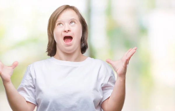 Молодая Взрослая Женщина Синдромом Дауна Изолированном Фоне Сумасшедшая Кричащая Кричащая — стоковое фото