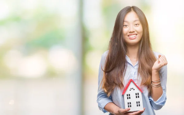 家を保持して若いアジア女性実況エージェント孤立背景誇りに思って叫んでと勝利と非常に興奮して 成功を祝って感情を応援 — ストック写真