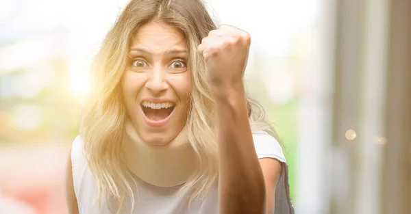 Jovem Mulher Ferida Vestindo Pescoço Cinta Irritado Irritado Expressando Emoção — Fotografia de Stock