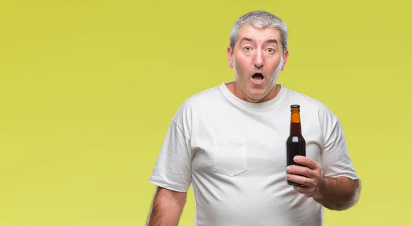 Przystojny Mężczyzna Senior Butelka Piwa Białym Tle Przestraszony Szoku Ścianą — Zdjęcie stockowe