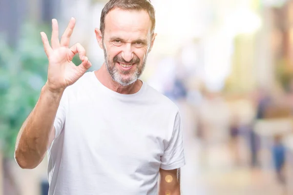 Edad Media Hoary Hombre Mayor Con Camiseta Blanca Sobre Fondo —  Fotos de Stock