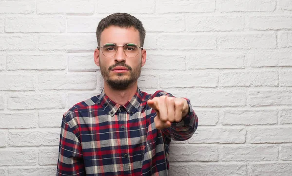 Ung Vuxen Man Står Över Vit Tegelvägg Pekar Med Fingret — Stockfoto